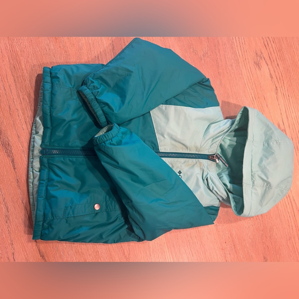 Seeking Columbia ski jacket and pants for kids size 3T. Color blue/green.